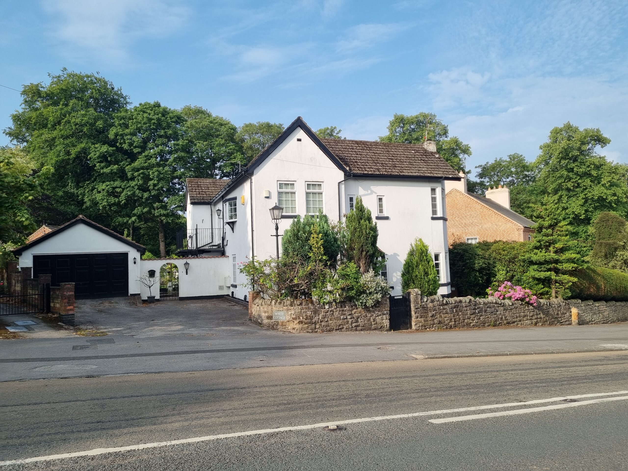 White Cottage and Pelham House on Woodthorpe Drive in Nottingham