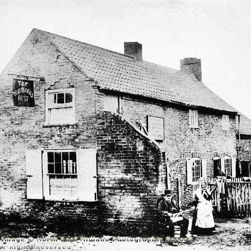 Monochrome photograph of The Travellers Rest on Mapperley Plains circa 1900 when it was a beerhouse.